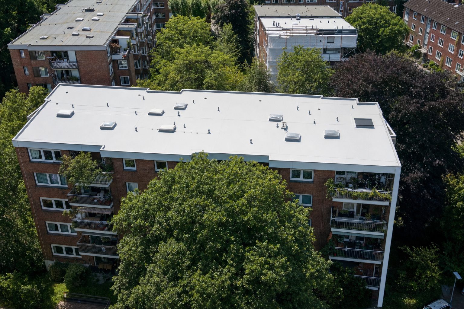 Mehrfamilienhaus in Hamburg-Eppendorf mit frisch saniertem weißen Flachdach in nahtloser Flüssigkunststoff-Abdichtung